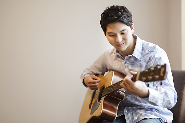 포토 JPG 라이프스타일 남자 여유 악기 맨라이프 모션 휴식 한국 실내 한명 들기 사람 앉기 동양인 손짓 상반신 20대 성인 취미 옆모습 제주도 한국인 기타 즐거움 남자만 남자한명만 성인남자만 청년만 청년남자만 청년남자한명만 성인한명만 성인남자한명만 성인만 국내포토 1 감정 아시아 음악 뷰포인트 컨셉 현악기 인종 청년 내부 생활 파일형식