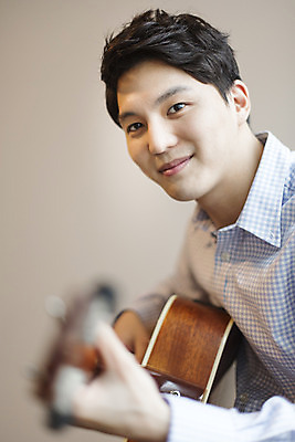 포토 JPG 라이프스타일 남자 여유 악기 맨라이프 모션 휴식 한국 실내 한명 미소 들기 사람 앉기 동양인 상반신 20대 성인 취미 옆모습 제주도 한국인 기타 즐거움 남자만 남자한명만 성인남자만 청년만 청년남자만 청년남자한명만 성인한명만 성인남자한명만 성인만 국내포토 1 감정 아시아 음악 뷰포인트 컨셉 현악기 표정 인종 청년 내부 생활 파일형식