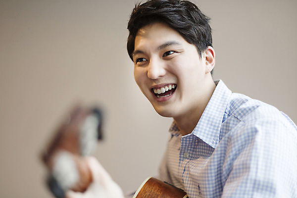 포토 JPG 라이프스타일 남자 여유 악기 맨라이프 모션 휴식 한국 실내 한명 미소 들기 사람 앉기 동양인 상반신 20대 성인 취미 옆모습 제주도 한국인 기타 즐거움 남자만 남자한명만 성인남자만 청년만 청년남자만 청년남자한명만 성인한명만 성인남자한명만 성인만 국내포토 1 감정 아시아 음악 뷰포인트 컨셉 현악기 표정 인종 청년 내부 생활 파일형식