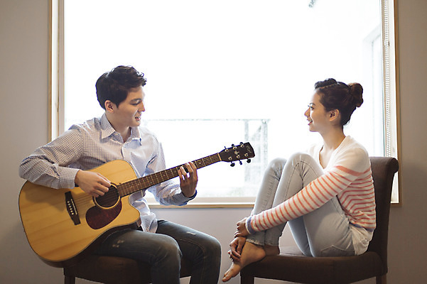 포토 JPG 전신 라이프스타일 커플 여자 남자 여유 음악 커플라이프 연주 의자 모션 휴식 한국 실내 들기 사람 앉기 동양인 상반신 20대 성인 취미 두명 옆모습 제주도 마주보기 한국인 기타 창가 즐거움 청년만 성인만 국내포토 감정 아시아 뷰포인트 가구 컨셉 창문 관계 현악기 문화예술 인종 청년 내부 생활 파일형식