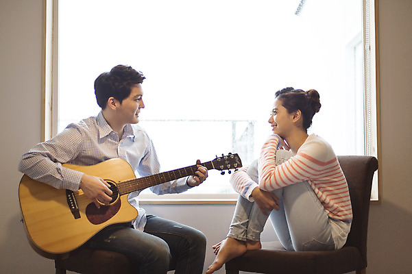 포토 JPG 전신 라이프스타일 커플 여자 남자 여유 음악 커플라이프 연주 의자 모션 휴식 한국 실내 미소 들기 사람 앉기 동양인 상반신 20대 성인 취미 두명 옆모습 제주도 마주보기 한국인 기타 창가 즐거움 청년만 성인만 국내포토 감정 아시아 뷰포인트 가구 컨셉 창문 관계 현악기 문화예술 표정 인종 청년 내부 생활 파일형식