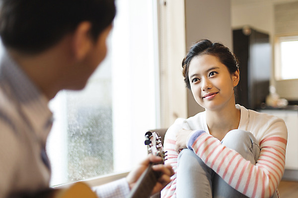 포토 JPG 라이프스타일 커플 여자 남자 여유 음악 커플라이프 연주 모션 휴식 한국 실내 미소 들기 사람 앉기 동양인 상반신 20대 성인 취미 두명 앞모습 옆모습 제주도 마주보기 한국인 기타 창가 즐거움 청년만 성인만 국내포토 감정 아시아 뷰포인트 컨셉 창문 관계 현악기 문화예술 표정 인종 청년 내부 생활 파일형식