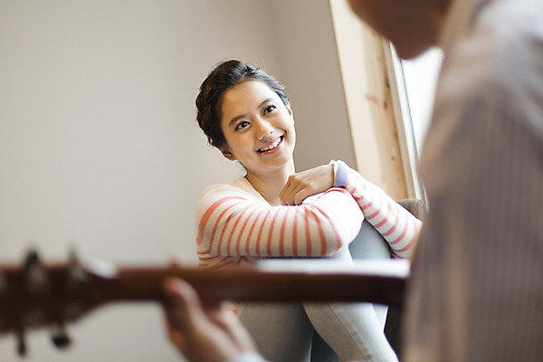 포토 JPG 라이프스타일 커플 응시 여자 남자 여유 음악 커플라이프 연주 모션 휴식 한국 실내 미소 들기 사람 앉기 동양인 상반신 20대 성인 취미 두명 앞모습 뒷모습 제주도 한국인 기타 창가 즐거움 청년만 성인만 국내포토 시선 감정 아시아 뷰포인트 컨셉 창문 관계 현악기 문화예술 표정 인종 청년 내부 생활 파일형식