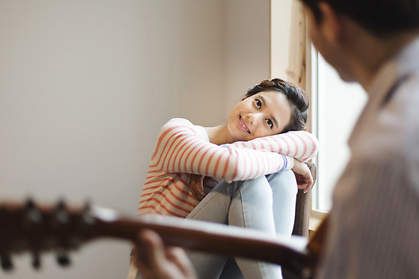 포토 JPG 라이프스타일 커플 응시 여자 남자 여유 음악 커플라이프 연주 모션 휴식 한국 실내 미소 들기 사람 앉기 동양인 상반신 20대 성인 취미 두명 앞모습 뒷모습 제주도 한국인 기타 창가 즐거움 청년만 성인만 국내포토 시선 감정 아시아 뷰포인트 컨셉 창문 관계 현악기 문화예술 표정 인종 청년 내부 생활 파일형식