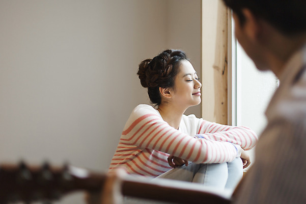 포토 JPG 라이프스타일 커플 여자 남자 여유 음악 커플라이프 연주 모션 휴식 한국 실내 들기 사람 앉기 동양인 20대 성인 취미 두명 옆모습 제주도 눈감음 한국인 기타 창가 즐거움 청년만 성인만 국내포토 감정 아시아 뷰포인트 컨셉 창문 관계 현악기 문화예술 인종 청년 내부 생활 파일형식