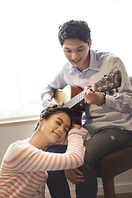 포토 JPG 라이프스타일 커플 여자 남자 여유 음악 커플라이프 연주 의자 모션 휴식 한국 실내 미소 들기 사람 앉기 동양인 상반신 20대 성인 취미 두명 제주도 눈감음 기댐 한국인 기타 창가 즐거움 청년만 성인만 국내포토 감정 아시아 가구 컨셉 창문 관계 현악기 문화예술 표정 인종 청년 내부 생활 파일형식