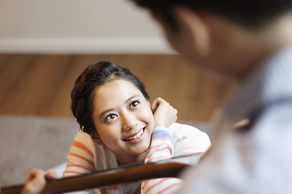 포토 JPG 라이프스타일 커플 응시 여자 남자 여유 음악 커플라이프 연주 모션 휴식 한국 실내 미소 들기 사람 앉기 동양인 상반신 20대 성인 취미 두명 앞모습 뒷모습 제주도 한국인 기타 즐거움 청년만 성인만 국내포토 시선 감정 아시아 뷰포인트 컨셉 관계 현악기 문화예술 표정 인종 청년 내부 생활 파일형식