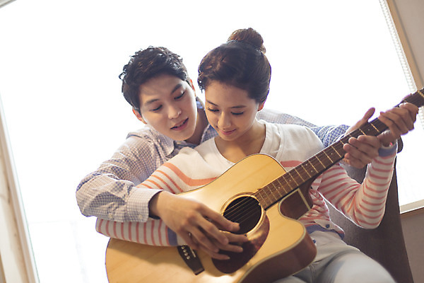 포토 JPG 라이프스타일 커플 여자 남자 여유 음악 커플라이프 연주 의자 안기 모션 휴식 한국 실내 들기 사람 앉기 동양인 손짓 상반신 20대 성인 취미 두명 앞모습 제주도 한국인 기타 가르침 창가 즐거움 청년만 성인만 국내포토 교육 감정 아시아 뷰포인트 가구 컨셉 창문 관계 현악기 문화예술 인종 청년 내부 생활 파일형식