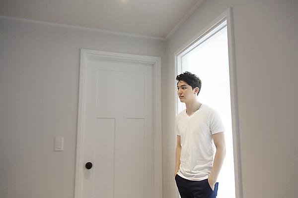 포토 JPG 라이프스타일 응시 남자 여유 맨라이프 모션 휴식 한국 실내 한명 서기 사람 동양인 상반신 20대 성인 제주도 문 한국인 즐거움 주머니손 남자만 남자한명만 성인남자만 청년만 청년남자만 청년남자한명만 성인한명만 성인남자한명만 성인만 국내포토 1 시선 감정 아시아 컨셉 인종 청년 내부 생활 파일형식