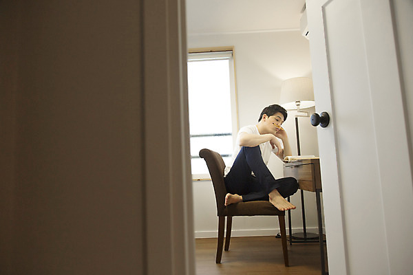 포토 JPG 전신 라이프스타일 남자 여유 맨라이프 의자 모션 한국 실내 한명 사람 앉기 동양인 20대 성인 옆모습 제주도 문 한국인 즐거움 남자만 남자한명만 성인남자만 청년만 청년남자만 청년남자한명만 성인한명만 성인남자한명만 성인만 국내포토 1 감정 아시아 뷰포인트 가구 인종 청년 내부 생활 파일형식