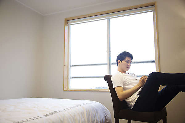 포토 JPG 라이프스타일 남자 여유 맨라이프 의자 창문 모션 휴식 한국 실내 한명 사람 앉기 동양인 상반신 20대 성인 옆모습 제주도 침실 한국인 침대 즐거움 남자만 남자한명만 성인남자만 청년만 청년남자만 청년남자한명만 성인한명만 성인남자한명만 성인만 국내포토 1 감정 아시아 뷰포인트 가구 컨셉 인종 청년 내부 생활 파일형식