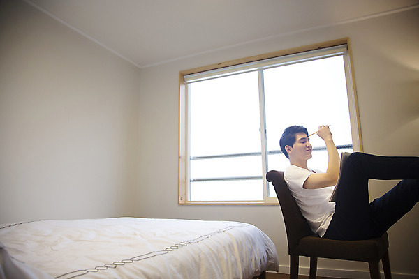 포토 JPG 라이프스타일 남자 여유 맨라이프 의자 창문 모션 휴식 한국 실내 한명 들기 사람 앉기 동양인 상반신 20대 성인 옆모습 제주도 연필 침실 한국인 침대 즐거움 남자만 남자한명만 성인남자만 청년만 청년남자만 청년남자한명만 성인한명만 성인남자한명만 성인만 국내포토 1 감정 아시아 뷰포인트 가구 컨셉 학용품 인종 청년 내부 생활 필기구 파일형식