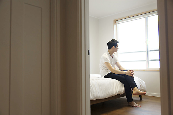 포토 JPG 전신 라이프스타일 응시 남자 여유 맨라이프 창문 모션 휴식 한국 실내 한명 사람 앉기 동양인 20대 성인 제주도 침실 한국인 다리꼬기 침대 즐거움 창밖 남자만 남자한명만 성인남자만 청년만 청년남자만 청년남자한명만 성인한명만 성인남자한명만 성인만 국내포토 1 시선 감정 아시아 가구 컨셉 인종 청년 내부 생활 파일형식