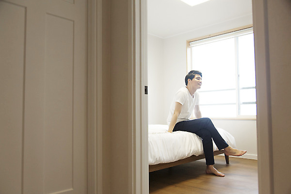 포토 JPG 전신 라이프스타일 남자 여유 음악 맨라이프 이어폰 노래 모션 휴식 한국 실내 한명 사람 앉기 동양인 20대 성인 옆모습 제주도 침실 듣기 한국인 다리꼬기 침대 즐거움 남자만 남자한명만 성인남자만 청년만 청년남자만 청년남자한명만 성인한명만 성인남자한명만 성인만 국내포토 1 감정 아시아 뷰포인트 음향기기 가구 컨셉 문화예술 인종 청년 내부 생활 파일형식