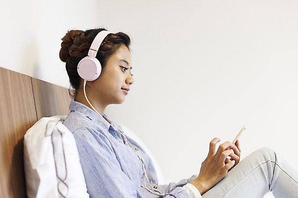 포토 JPG 우먼라이프 라이프스타일 여자 여유 음악 노래 모션 휴식 한국 실내 한명 미소 들기 사람 앉기 동양인 상반신 20대 성인 옆모습 스마트폰 제주도 헤드셋 침실 듣기 한국인 침대 즐거움 여자만 여자한명만 성인여자만 청년만 청년여자만 성인한명만 청년여자한명만 성인여자한명만 성인만 국내포토 1 감정 아시아 뷰포인트 음향기기 가구 컨셉 문화예술 표정 인종 청년 내부 생활 핸드폰 스마트기기 헤드폰 파일형식