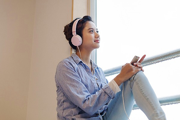포토 JPG 우먼라이프 라이프스타일 응시 여자 여유 모션 휴식 한국 실내 한명 미소 들기 사람 앉기 동양인 상반신 20대 성인 옆모습 스마트폰 제주도 헤드셋 한국인 창가 즐거움 창밖 여자만 여자한명만 성인여자만 청년만 청년여자만 성인한명만 청년여자한명만 성인여자한명만 성인만 국내포토 1 시선 감정 아시아 뷰포인트 음향기기 컨셉 창문 표정 인종 청년 내부 생활 핸드폰 스마트기기 헤드폰 파일형식