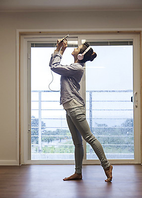 포토 JPG 전신 우먼라이프 라이프스타일 여자 여유 음악 창문 모션 휴식 한국 실내 한명 서기 들기 사람 동양인 20대 성인 옆모습 스마트폰 제주도 헤드셋 한국인 춤 창가 즐거움 여자만 여자한명만 성인여자만 청년만 청년여자만 성인한명만 청년여자한명만 성인여자한명만 성인만 국내포토 1 감정 아시아 뷰포인트 음향기기 컨셉 문화예술 인종 청년 내부 생활 핸드폰 스마트기기 헤드폰 파일형식