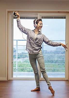 포토 JPG 전신 우먼라이프 라이프스타일 여자 여유 음악 노래 창문 모션 한국 실내 한명 서기 들기 사람 동양인 손짓 20대 성인 앞모습 스마트폰 제주도 헤드셋 한국인 춤 즐거움 여자만 여자한명만 성인여자만 청년만 청년여자만 성인한명만 청년여자한명만 성인여자한명만 성인만 국내포토 1 감정 아시아 뷰포인트 음향기기 문화예술 인종 청년 내부 생활 핸드폰 스마트기기 헤드폰 파일형식