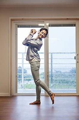 포토 JPG 전신 우먼라이프 라이프스타일 여자 여유 음악 창문 모션 한국 실내 한명 서기 미소 들기 사람 동양인 손짓 20대 성인 옆모습 스마트폰 제주도 헤드셋 한국인 춤 즐거움 여자만 여자한명만 성인여자만 청년만 청년여자만 성인한명만 청년여자한명만 성인여자한명만 성인만 국내포토 1 감정 아시아 뷰포인트 음향기기 문화예술 표정 인종 청년 내부 생활 핸드폰 스마트기기 헤드폰 파일형식