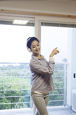 포토 JPG 우먼라이프 라이프스타일 여자 여유 음악 창문 모션 한국 실내 한명 서기 미소 사람 동양인 손짓 상반신 20대 성인 옆모습 제주도 헤드셋 한국인 춤 즐거움 여자만 여자한명만 성인여자만 청년만 청년여자만 성인한명만 청년여자한명만 성인여자한명만 성인만 국내포토 1 감정 아시아 뷰포인트 음향기기 문화예술 표정 인종 청년 내부 생활 헤드폰 파일형식