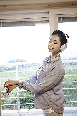 포토 JPG 우먼라이프 라이프스타일 여자 여유 음악 창문 모션 한국 실내 한명 서기 미소 들기 사람 동양인 손짓 상반신 20대 성인 옆모습 스마트폰 제주도 헤드셋 한국인 춤 창가 즐거움 여자만 여자한명만 성인여자만 청년만 청년여자만 성인한명만 청년여자한명만 성인여자한명만 성인만 국내포토 1 감정 아시아 뷰포인트 음향기기 문화예술 표정 인종 청년 내부 생활 핸드폰 스마트기기 헤드폰 파일형식