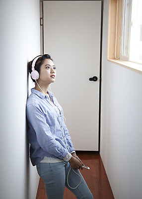 포토 JPG 우먼라이프 라이프스타일 응시 여자 여유 음악 모션 휴식 한국 실내 한명 서기 미소 들기 사람 동양인 상반신 20대 성인 옆모습 스마트폰 제주도 문 헤드셋 기댐 한국인 복도 즐거움 여자만 여자한명만 성인여자만 청년만 청년여자만 성인한명만 청년여자한명만 성인여자한명만 성인만 국내포토 1 시선 감정 아시아 뷰포인트 음향기기 컨셉 문화예술 표정 인종 청년 내부 생활 핸드폰 스마트기기 헤드폰 파일형식