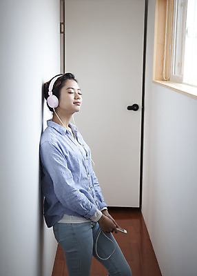 포토 JPG 우먼라이프 라이프스타일 여자 여유 음악 모션 휴식 한국 실내 한명 서기 미소 들기 사람 동양인 상반신 20대 성인 옆모습 스마트폰 제주도 문 헤드셋 기댐 한국인 복도 즐거움 여자만 여자한명만 성인여자만 청년만 청년여자만 성인한명만 청년여자한명만 성인여자한명만 성인만 국내포토 1 감정 아시아 뷰포인트 음향기기 컨셉 문화예술 표정 인종 청년 내부 생활 핸드폰 스마트기기 헤드폰 파일형식