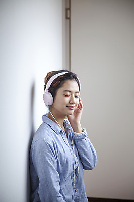 포토 JPG 우먼라이프 라이프스타일 여자 여유 음악 모션 휴식 한국 실내 한명 서기 미소 들기 사람 동양인 손짓 상반신 20대 성인 옆모습 스마트폰 제주도 문 눈감음 헤드셋 기댐 한국인 복도 즐거움 여자만 여자한명만 성인여자만 청년만 청년여자만 성인한명만 청년여자한명만 성인여자한명만 성인만 국내포토 1 감정 아시아 뷰포인트 음향기기 컨셉 문화예술 표정 인종 청년 내부 생활 핸드폰 스마트기기 헤드폰 파일형식