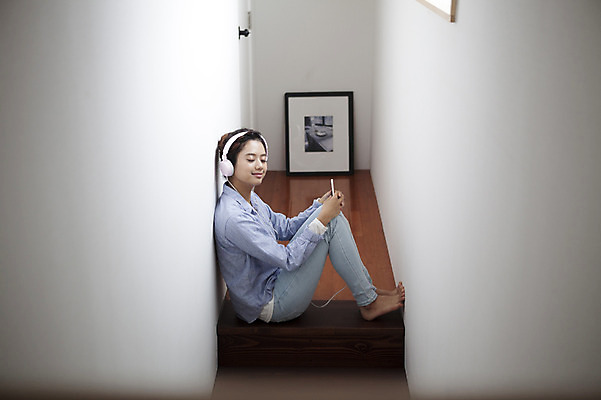 포토 JPG 전신 우먼라이프 라이프스타일 여자 여유 음악 노래 모션 휴식 한국 실내 한명 들기 사람 앉기 동양인 20대 성인 앞모습 옆모습 스마트폰 제주도 계단 헤드셋 듣기 한국인 즐거움 여자만 여자한명만 성인여자만 청년만 청년여자만 성인한명만 청년여자한명만 성인여자한명만 성인만 국내포토 1 감정 아시아 뷰포인트 음향기기 컨셉 문화예술 인종 청년 내부 생활 핸드폰 스마트기기 헤드폰 파일형식