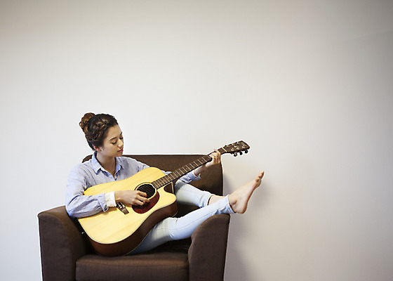 포토 JPG 전신 우먼라이프 라이프스타일 여자 여유 연주 모션 휴식 한국 실내 한명 들기 사람 앉기 동양인 20대 성인 앞모습 소파 제주도 한국인 기타 즐거움 여자만 여자한명만 성인여자만 청년만 청년여자만 성인한명만 청년여자한명만 성인여자한명만 성인만 국내포토 1 감정 아시아 음악 뷰포인트 컨셉 의자 현악기 인종 청년 내부 생활 파일형식