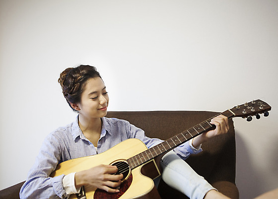 포토 JPG 우먼라이프 라이프스타일 여자 여유 연주 모션 휴식 한국 실내 한명 미소 들기 사람 앉기 동양인 손짓 상반신 20대 성인 앞모습 소파 제주도 한국인 기타 즐거움 여자만 여자한명만 성인여자만 청년만 청년여자만 성인한명만 청년여자한명만 성인여자한명만 성인만 국내포토 1 감정 아시아 음악 뷰포인트 컨셉 의자 현악기 표정 인종 청년 내부 생활 파일형식