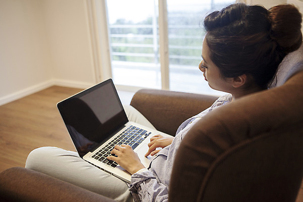 포토 JPG 우먼라이프 라이프스타일 응시 여자 여유 모션 휴식 한국 실내 한명 들기 사람 앉기 동양인 상반신 20대 성인 옆모습 노트북 소파 제주도 한국인 웹서핑 즐거움 여자만 여자한명만 성인여자만 청년만 청년여자만 성인한명만 청년여자한명만 성인여자한명만 성인만 국내포토 1 시선 감정 아시아 뷰포인트 컨셉 의자 인종 청년 내부 생활 전자제품 파일형식