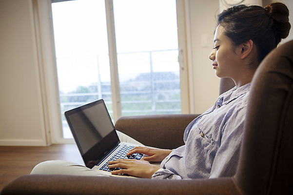 포토 JPG 우먼라이프 라이프스타일 응시 여자 여유 모션 휴식 한국 실내 한명 들기 사람 앉기 동양인 상반신 20대 성인 옆모습 노트북 소파 제주도 한국인 웹서핑 즐거움 여자만 여자한명만 성인여자만 청년만 청년여자만 성인한명만 청년여자한명만 성인여자한명만 성인만 국내포토 1 시선 감정 아시아 뷰포인트 컨셉 의자 인종 청년 내부 생활 전자제품 파일형식