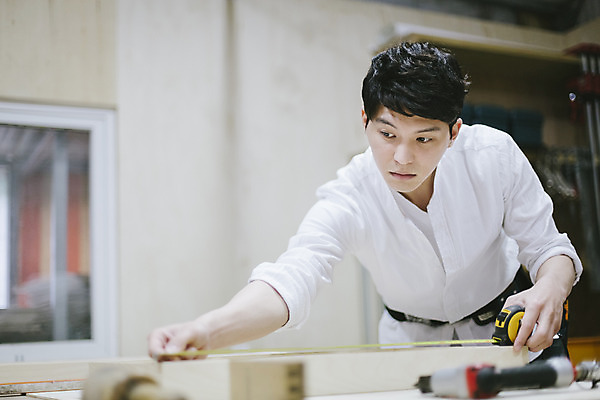 포토 JPG 라이프스타일 응시 남자 맨라이프 모션 한국 실내 줄자 작업복 한명 서기 들기 사람 동양인 상반신 20대 성인 목재 앞모습 제주도 한국인 공구 체험 작업실 측정 길이 남자만 남자한명만 성인남자만 청년만 청년남자만 청년남자한명만 성인한명만 성인남자한명만 성인만 국내포토 나무 1 시선 옷 아시아 뷰포인트 컨셉 재료 자 인종 청년 내부 생활 도구 파일형식