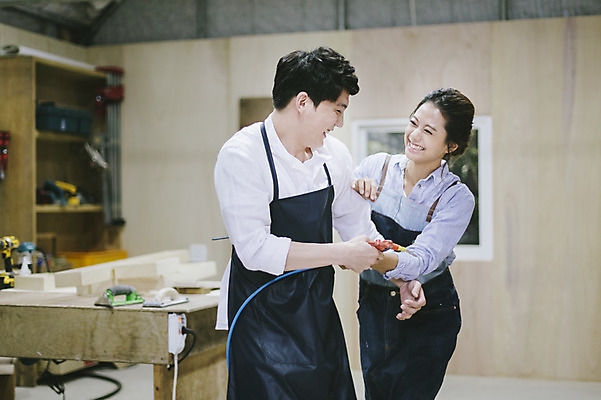 포토 JPG 라이프스타일 커플 여자 남자 커플라이프 장난 모션 한국 실내 작업복 서기 미소 들기 사람 동양인 상반신 20대 성인 두명 앞모습 제주도 한국인 공구 체험 작업실 청년만 성인만 국내포토 옷 아시아 뷰포인트 컨셉 관계 표정 인종 청년 내부 생활 도구 파일형식