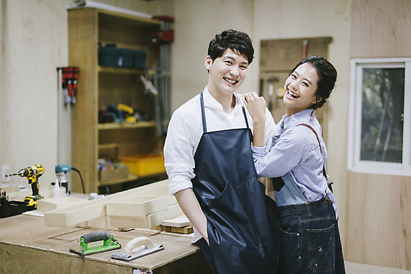 포토 JPG 라이프스타일 커플 여자 남자 커플라이프 장난 모션 한국 실내 작업복 서기 미소 사람 동양인 상반신 20대 성인 두명 목재 앞모습 제주도 앞치마 한국인 공구 체험 작업실 청년만 성인만 국내포토 나무 옷 아시아 뷰포인트 컨셉 재료 관계 표정 인종 청년 내부 생활 도구 파일형식