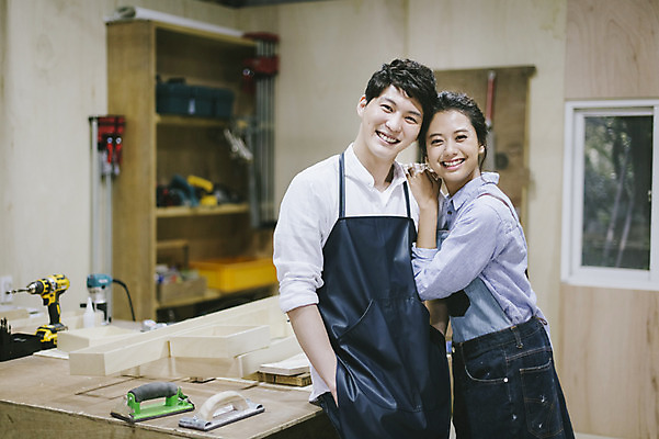 포토 JPG 라이프스타일 커플 여자 남자 커플라이프 모션 한국 실내 작업복 서기 미소 사람 동양인 상반신 20대 성인 두명 목재 앞모습 제주도 기댐 앞치마 한국인 공구 체험 작업실 청년만 성인만 국내포토 나무 옷 아시아 뷰포인트 컨셉 재료 관계 표정 인종 청년 내부 생활 도구 파일형식