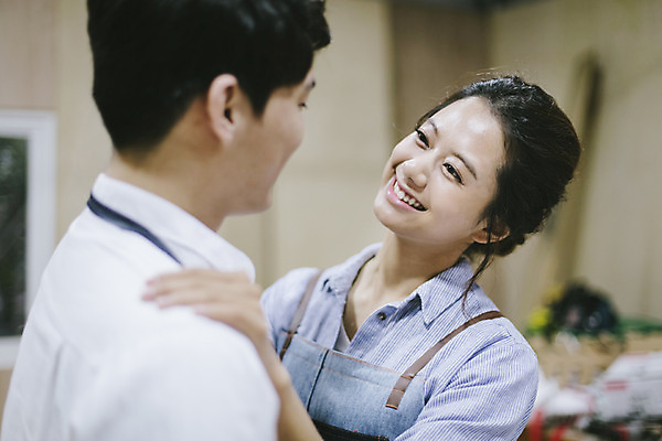 포토 JPG 라이프스타일 커플 여자 남자 커플라이프 장난 안기 모션 한국 실내 작업복 서기 미소 사람 동양인 상반신 20대 성인 두명 목재 옆모습 제주도 한국인 공구 체험 작업실 청년만 성인만 국내포토 나무 옷 아시아 뷰포인트 컨셉 재료 관계 표정 인종 청년 내부 생활 도구 파일형식