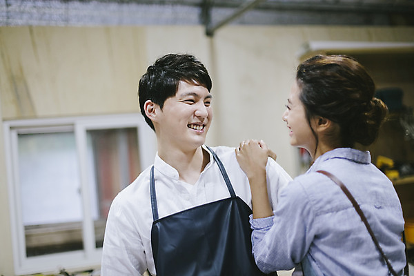 포토 JPG 라이프스타일 커플 여자 남자 커플라이프 장난 모션 한국 실내 작업복 서기 미소 사람 동양인 상반신 20대 성인 두명 앞모습 옆모습 제주도 마주보기 앞치마 한국인 체험 작업실 청년만 성인만 국내포토 옷 아시아 뷰포인트 컨셉 관계 표정 인종 청년 내부 생활 파일형식