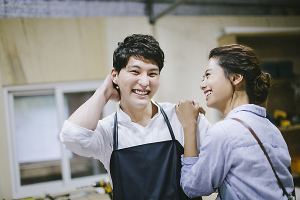 포토 JPG 라이프스타일 커플 여자 남자 커플라이프 장난 모션 한국 실내 작업복 서기 미소 사람 동양인 손짓 상반신 20대 성인 두명 앞모습 제주도 앞치마 한국인 체험 작업실 청년만 성인만 국내포토 옷 아시아 뷰포인트 컨셉 관계 표정 인종 청년 내부 생활 파일형식