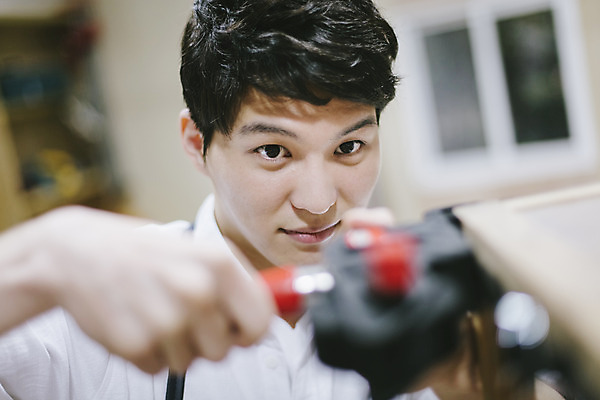 포토 JPG 라이프스타일 응시 남자 맨라이프 모션 한국 실내 작업복 한명 서기 들기 사람 동양인 상반신 20대 성인 앞모습 제주도 한국인 공구 체험 작업실 남자만 남자한명만 성인남자만 청년만 청년남자만 청년남자한명만 성인한명만 성인남자한명만 성인만 국내포토 1 시선 옷 아시아 뷰포인트 컨셉 인종 청년 내부 생활 도구 파일형식