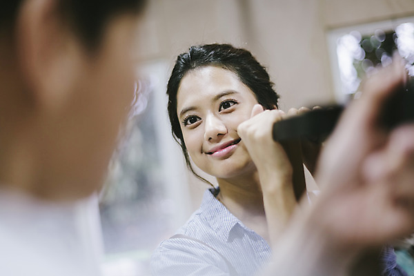 포토 JPG 라이프스타일 커플 응시 여자 남자 커플라이프 모션 한국 실내 작업복 서기 미소 사람 동양인 상반신 20대 성인 두명 앞모습 제주도 한국인 체험 작업실 청년만 성인만 국내포토 시선 옷 아시아 뷰포인트 컨셉 관계 표정 인종 청년 내부 생활 파일형식