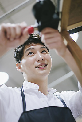 포토 JPG 라이프스타일 응시 남자 로우앵글 맨라이프 모션 한국 실내 작업복 한명 서기 미소 사람 동양인 상반신 20대 성인 목재 앞모습 제주도 한국인 공구 체험 작업실 제조 남자만 남자한명만 성인남자만 청년만 청년남자만 청년남자한명만 성인한명만 성인남자한명만 성인만 국내포토 나무 1 시선 옷 아시아 뷰포인트 컨셉 재료 표정 인종 청년 내부 생활 도구 파일형식