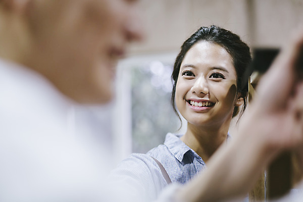 포토 JPG 라이프스타일 커플 응시 여자 남자 커플라이프 모션 한국 실내 작업복 서기 미소 사람 동양인 상반신 20대 성인 두명 앞모습 옆모습 제주도 한국인 체험 작업실 청년만 성인만 국내포토 시선 옷 아시아 뷰포인트 컨셉 관계 표정 인종 청년 내부 생활 파일형식