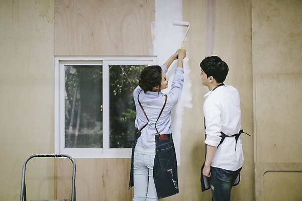 포토 JPG 라이프스타일 커플 여자 남자 커플라이프 모션 한국 실내 작업복 서기 들기 사람 동양인 상반신 20대 성인 두명 제주도 마주보기 앞치마 페인트 한국인 체험 색칠 작업실 롤러 청년만 성인만 국내포토 옷 아시아 컨셉 관계 인종 청년 내부 생활 파일형식