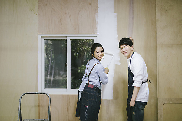 포토 JPG 라이프스타일 커플 여자 남자 커플라이프 모션 한국 실내 작업복 서기 미소 사람 동양인 상반신 20대 성인 두명 뒷모습 제주도 앞치마 페인트 한국인 체험 색칠 뒤돌아보기 작업실 청년만 성인만 국내포토 옷 아시아 뷰포인트 컨셉 관계 표정 인종 청년 내부 생활 파일형식