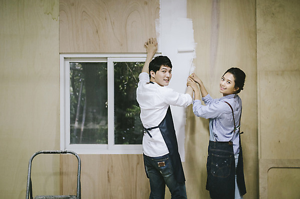 포토 JPG 라이프스타일 커플 응시 여자 남자 커플라이프 모션 한국 실내 작업복 서기 미소 들기 사람 동양인 상반신 20대 성인 두명 뒷모습 제주도 앞치마 페인트 한국인 체험 색칠 뒤돌아보기 작업실 롤러 청년만 성인만 국내포토 시선 옷 아시아 뷰포인트 컨셉 관계 표정 인종 청년 내부 생활 파일형식