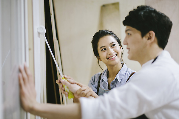 포토 JPG 라이프스타일 커플 여자 남자 커플라이프 모션 한국 실내 작업복 서기 미소 들기 사람 동양인 상반신 20대 성인 두명 옆모습 제주도 페인트 한국인 체험 색칠 작업실 롤러 청년만 성인만 국내포토 옷 아시아 뷰포인트 컨셉 관계 표정 인종 청년 내부 생활 파일형식