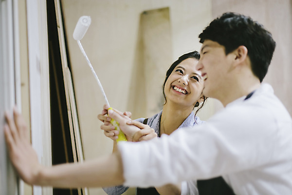 포토 JPG 라이프스타일 커플 여자 남자 커플라이프 장난 모션 한국 실내 작업복 서기 미소 들기 사람 동양인 상반신 20대 성인 두명 옆모습 제주도 페인트 한국인 체험 색칠 작업실 롤러 청년만 성인만 국내포토 옷 아시아 뷰포인트 컨셉 관계 표정 인종 청년 내부 생활 파일형식