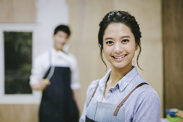 포토 JPG 라이프스타일 커플 여자 남자 커플라이프 모션 한국 실내 작업복 서기 미소 사람 동양인 상반신 20대 성인 두명 앞모습 아웃포커스 제주도 한국인 체험 작업실 청년만 성인만 국내포토 옷 아시아 뷰포인트 컨셉 관계 촬영기법 표정 인종 청년 내부 생활 파일형식